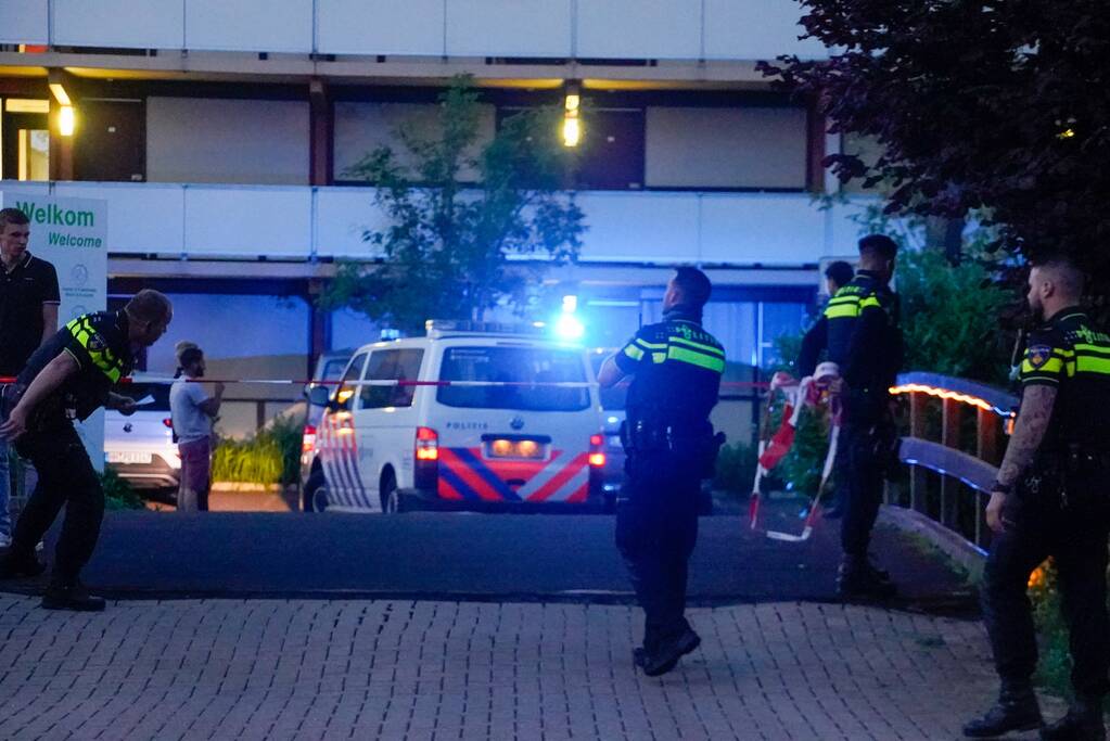 Zwaargewonde mannen in hotelkamer aangetroffen