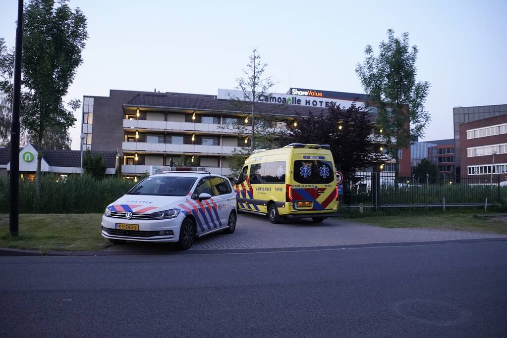Zwaargewonde mannen in hotelkamer aangetroffen