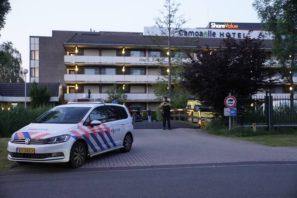 Zwaargewonde mannen in hotelkamer aangetroffen