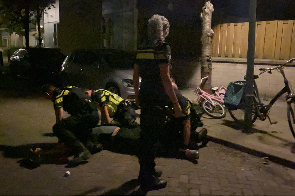 Twee aanhoudingen na achtervolging personenauto met schade