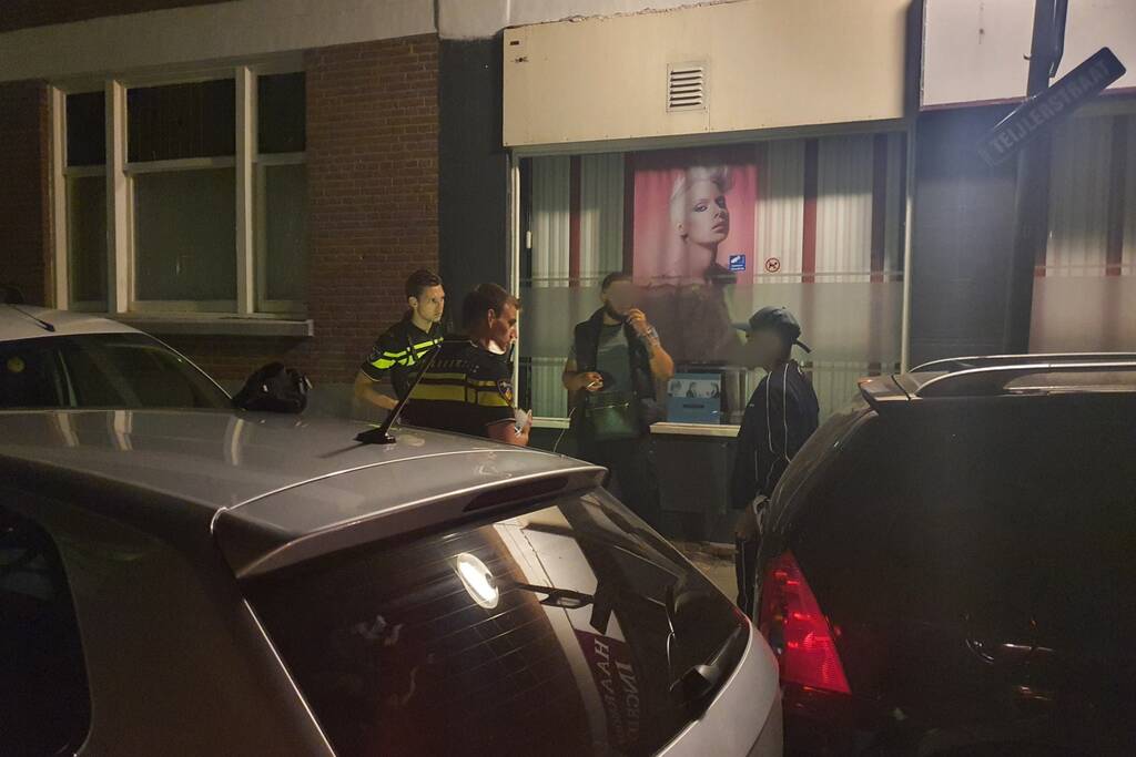 Twee aanhoudingen na achtervolging personenauto met schade