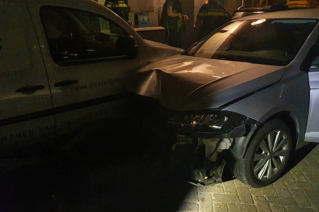 Twee aanhoudingen na achtervolging personenauto met schade
