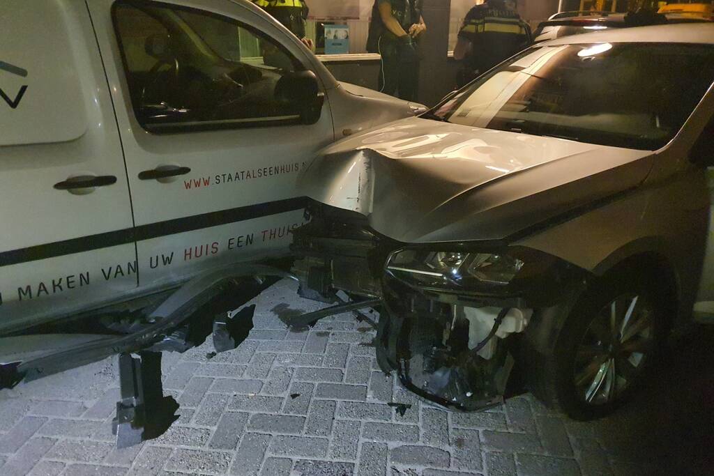 Twee aanhoudingen na achtervolging personenauto met schade