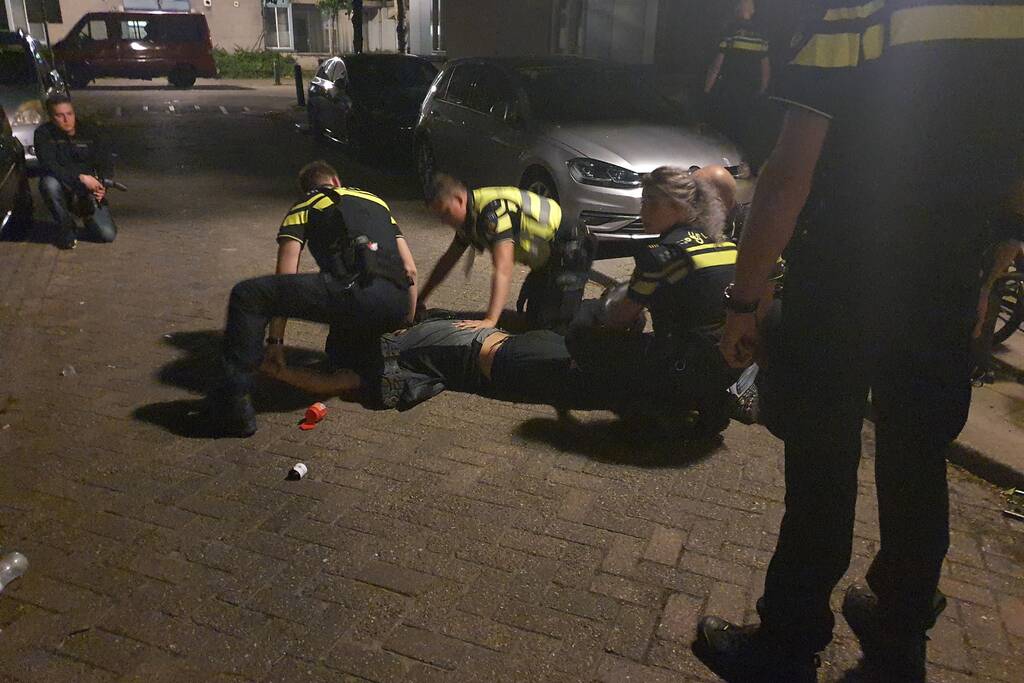 Twee aanhoudingen na achtervolging personenauto met schade