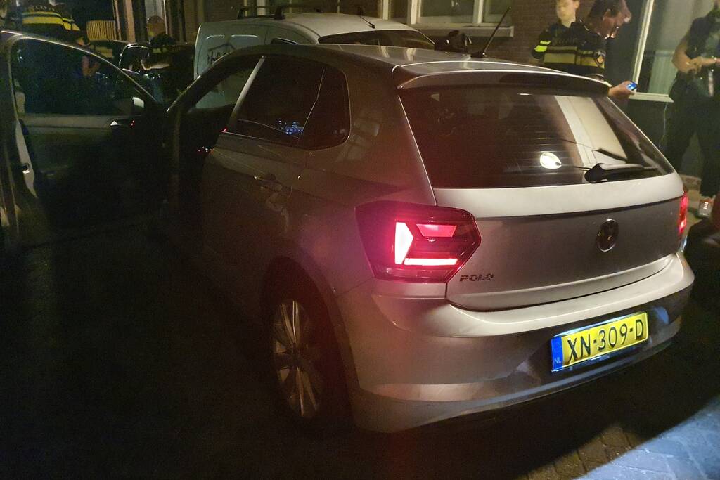 Twee aanhoudingen na achtervolging personenauto met schade