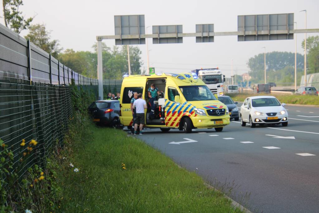 Auto eindigt tegen geluidswal