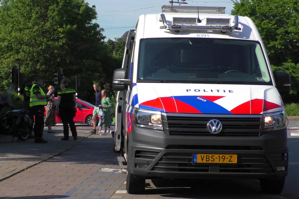 Scooterrijder gewond bij botsing met auto