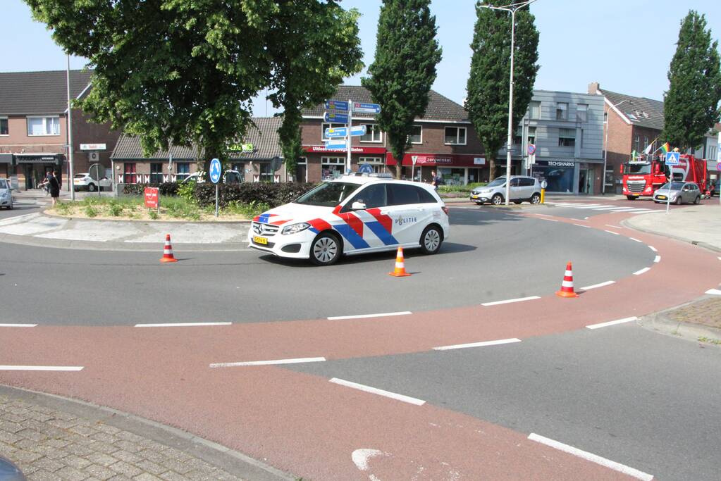 Moeder en kind gaan onderuit met fiets op rotonde