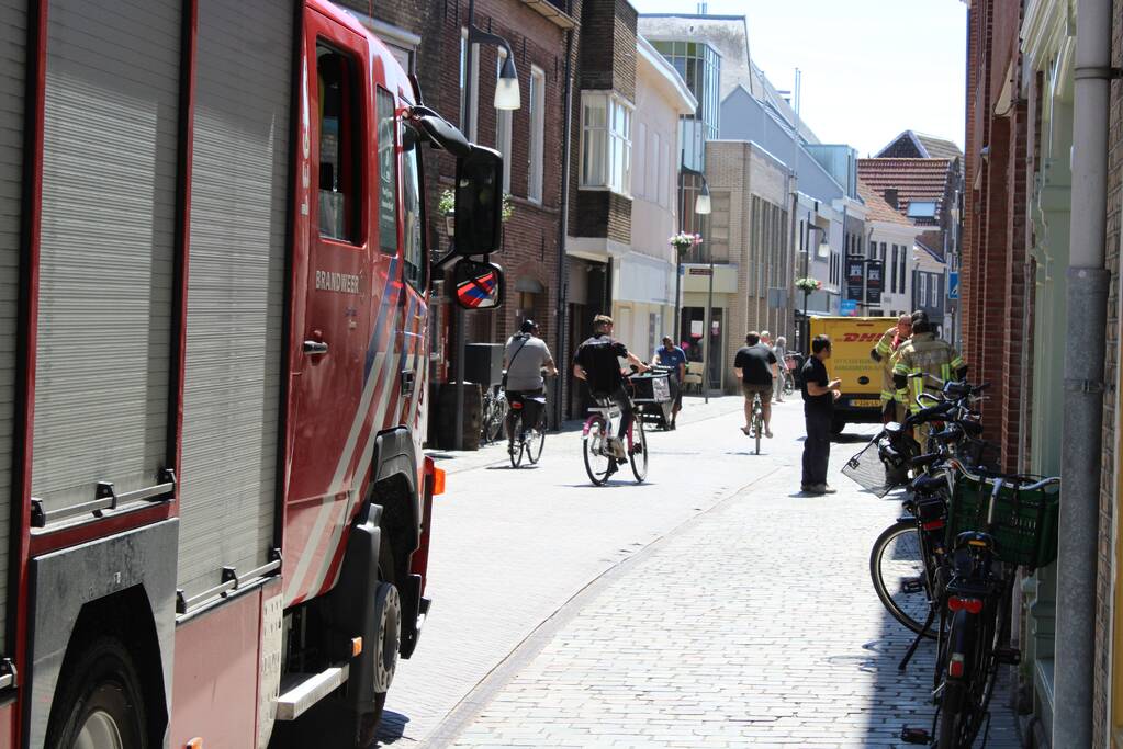 Brandweer doet onderzoek naar mogelijk rook in woning