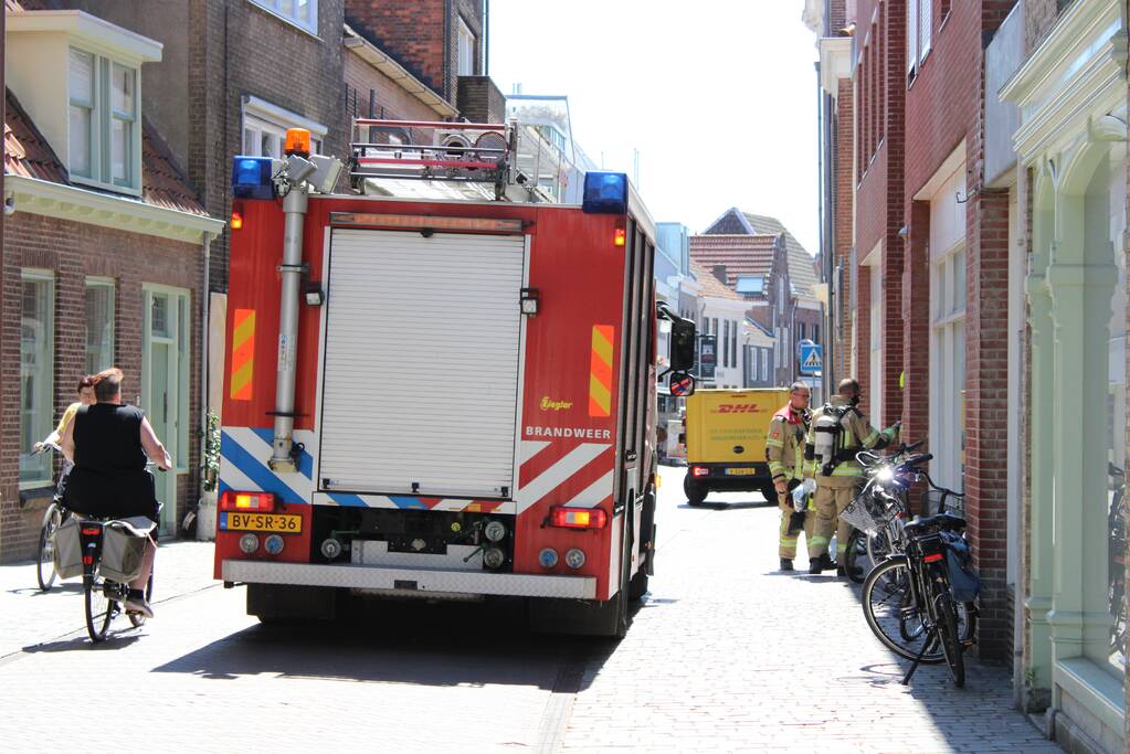 Brandweer doet onderzoek naar mogelijk rook in woning