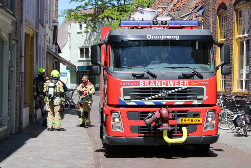Brandweer doet onderzoek naar mogelijk rook in woning