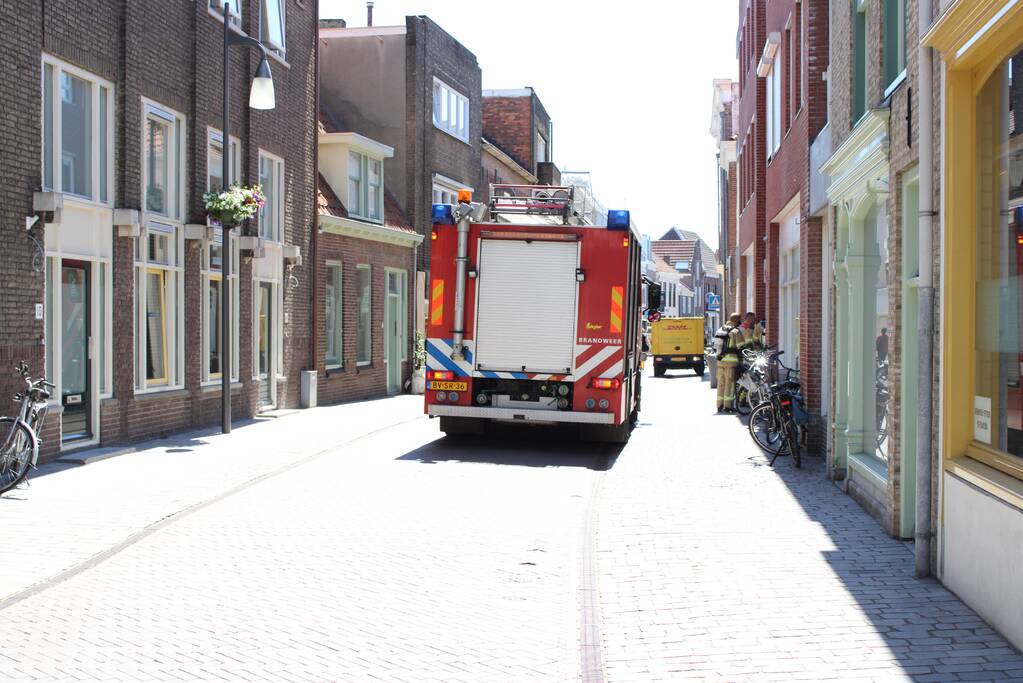 Brandweer doet onderzoek naar mogelijk rook in woning