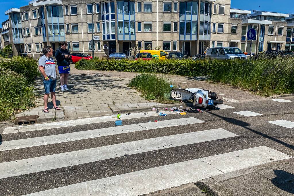 Scooter aangereden door personenauto