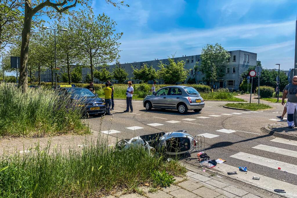 Scooter aangereden door personenauto