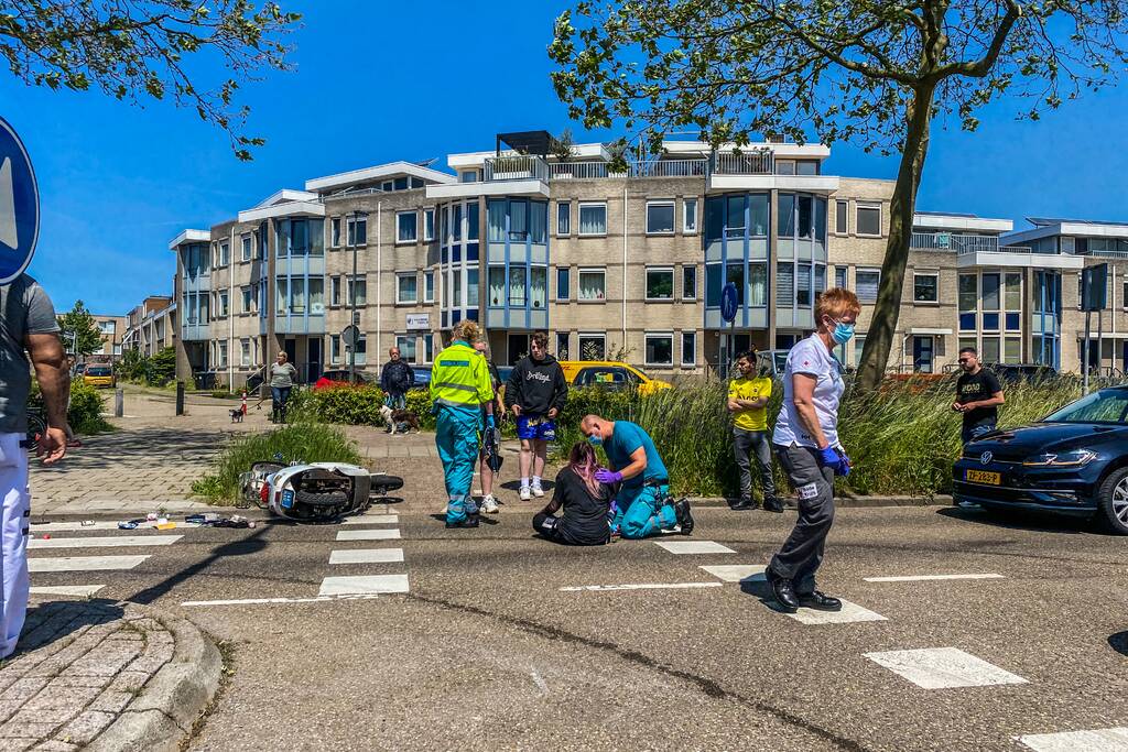 Scooter aangereden door personenauto