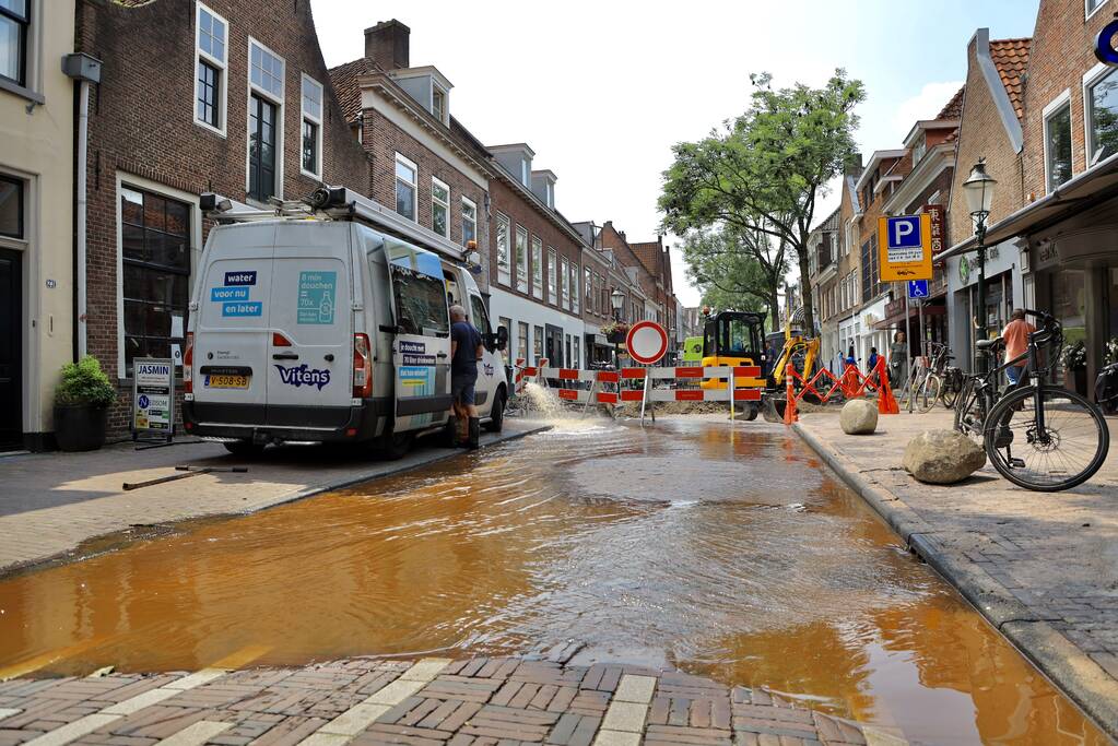 Sinkhole ontstaan bij waterleidingbreuk