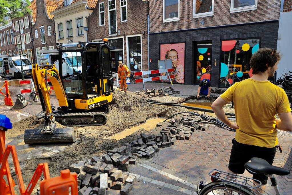Sinkhole ontstaan bij waterleidingbreuk