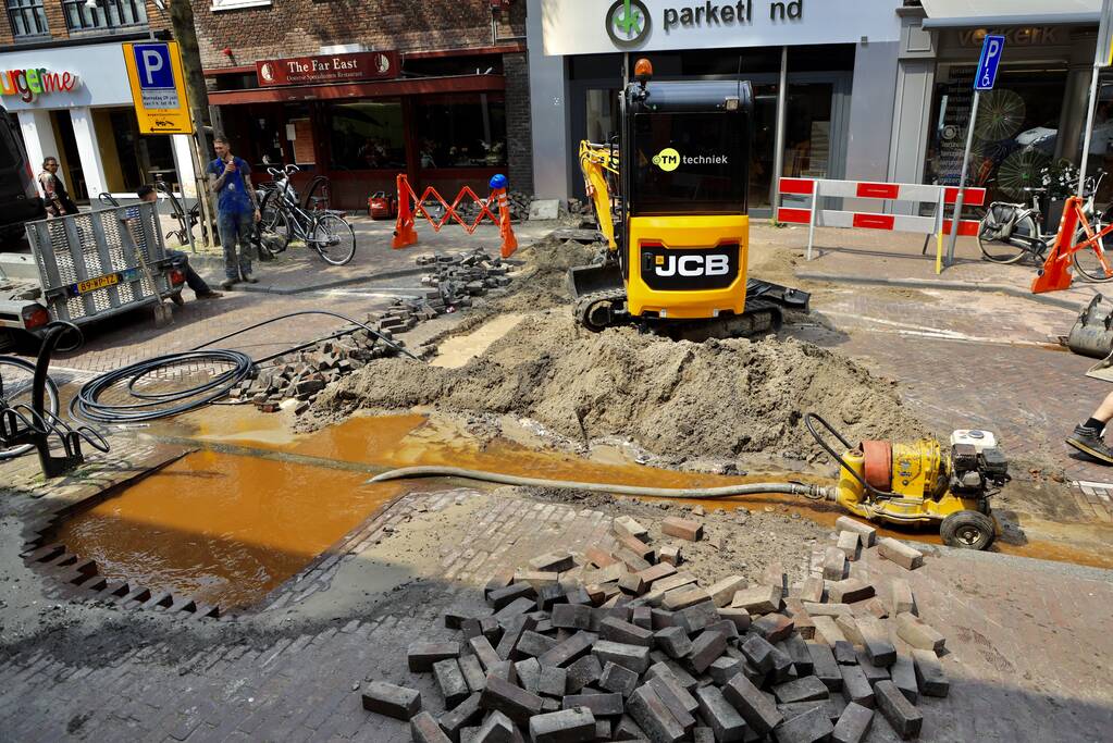 Sinkhole ontstaan bij waterleidingbreuk