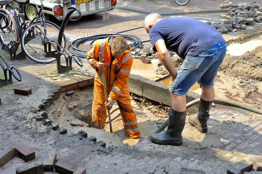 Sinkhole ontstaan bij waterleidingbreuk