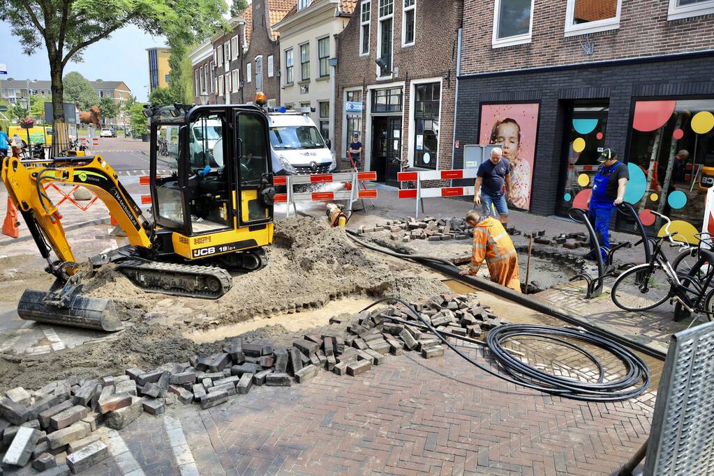 Sinkhole ontstaan bij waterleidingbreuk