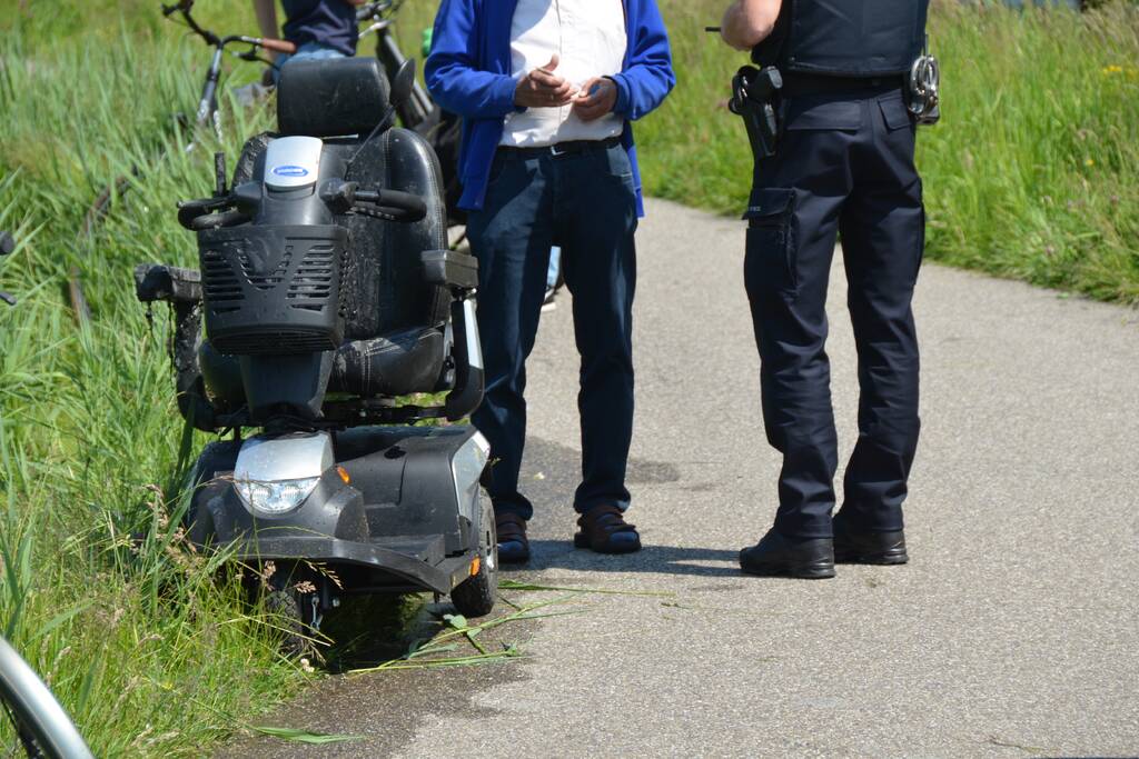 Scootmobiel belandt in sloot naast fietspad