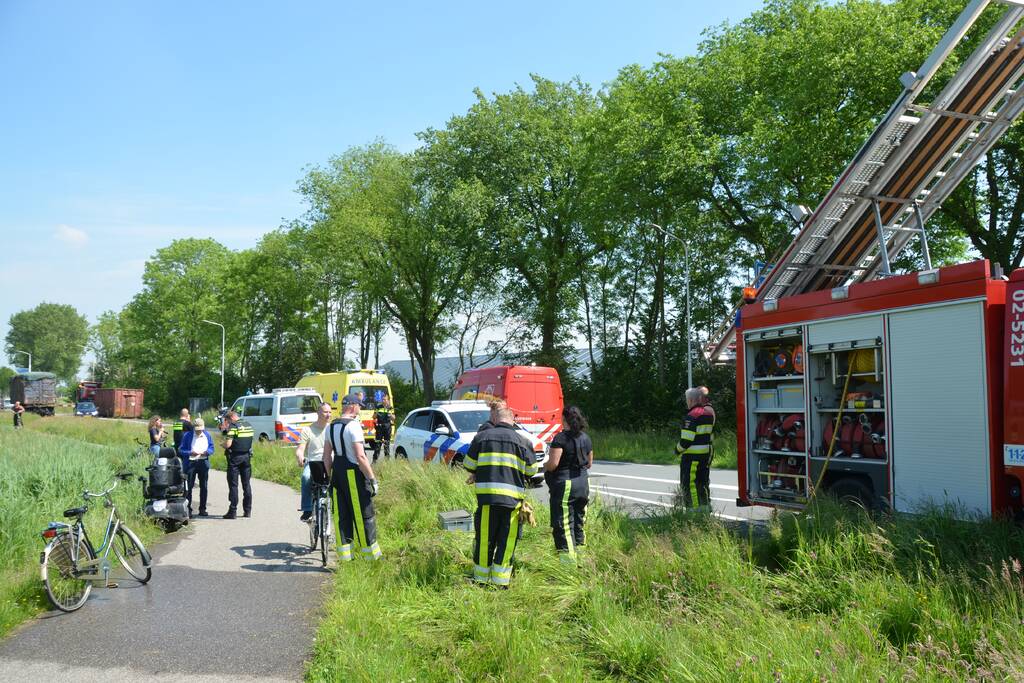Scootmobiel belandt in sloot naast fietspad