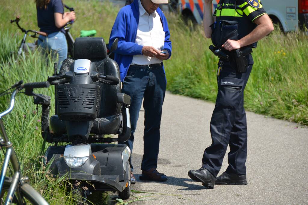Scootmobiel belandt in sloot naast fietspad