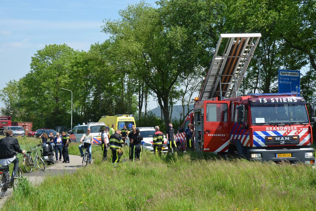 Scootmobiel belandt in sloot naast fietspad