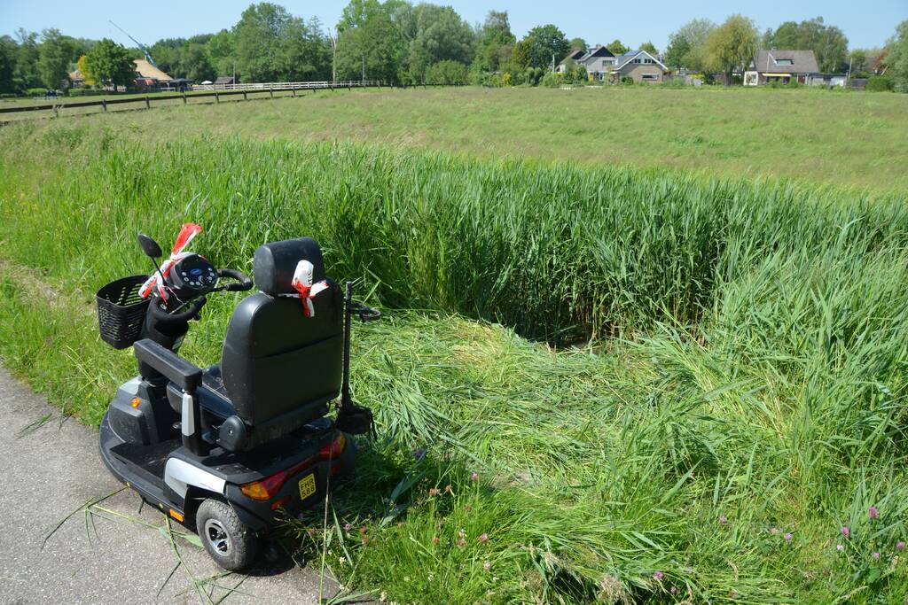 Scootmobiel belandt in sloot naast fietspad