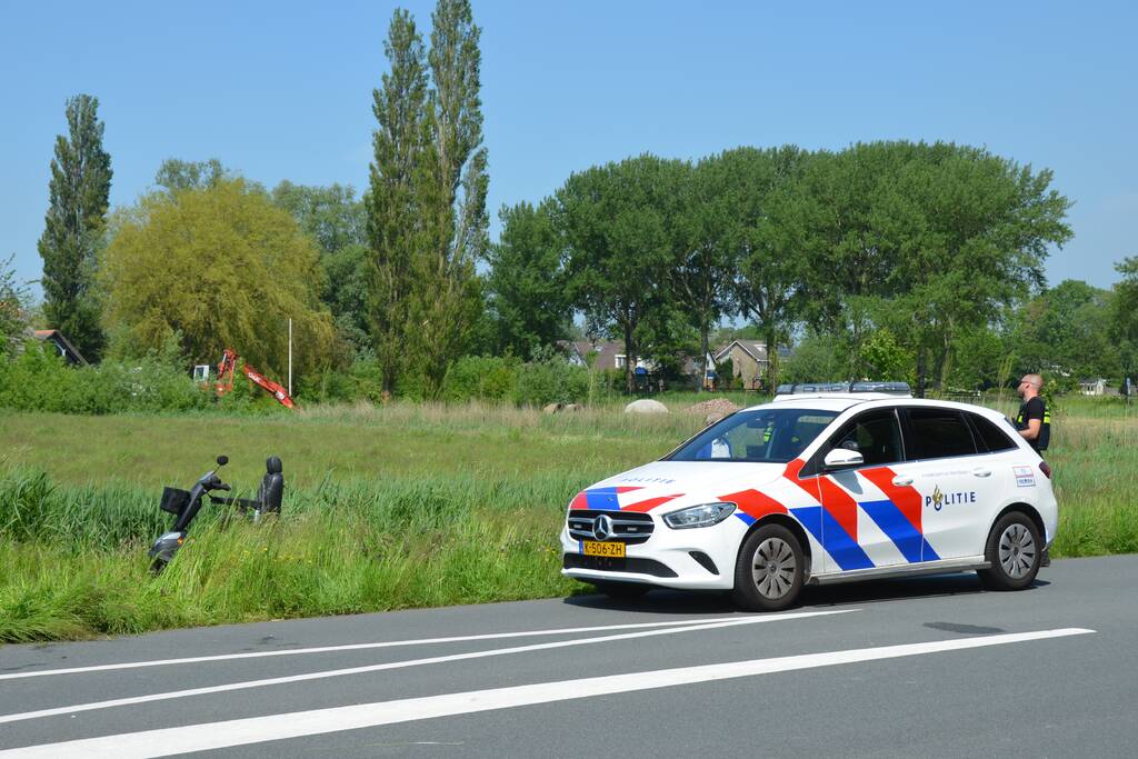 Scootmobiel belandt in sloot naast fietspad