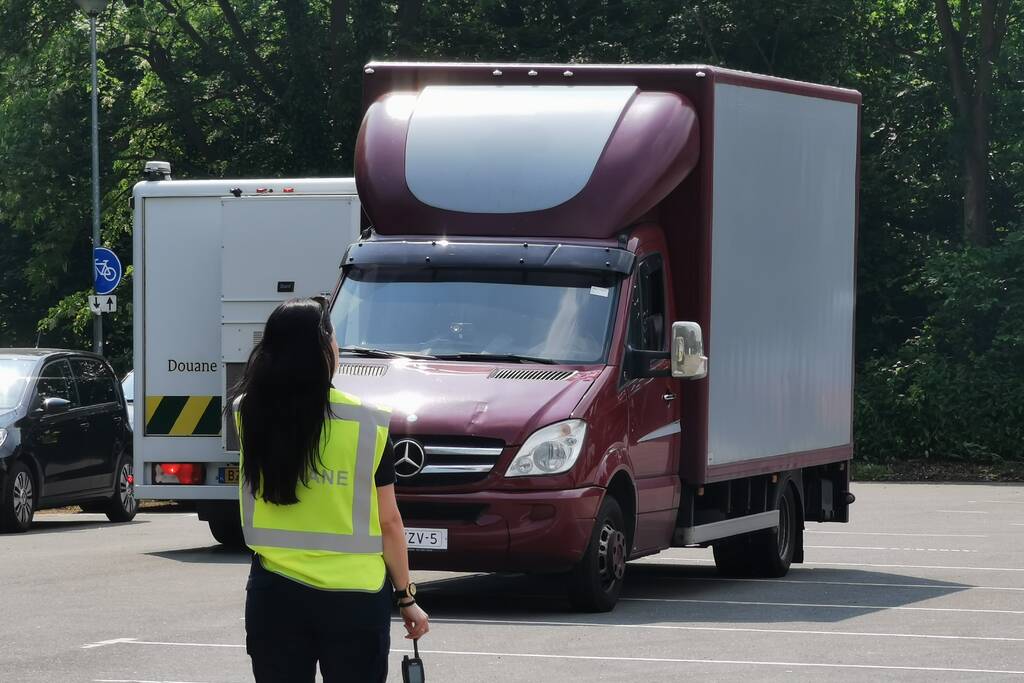 Grootscheepse controle door politie, douane en gemeente