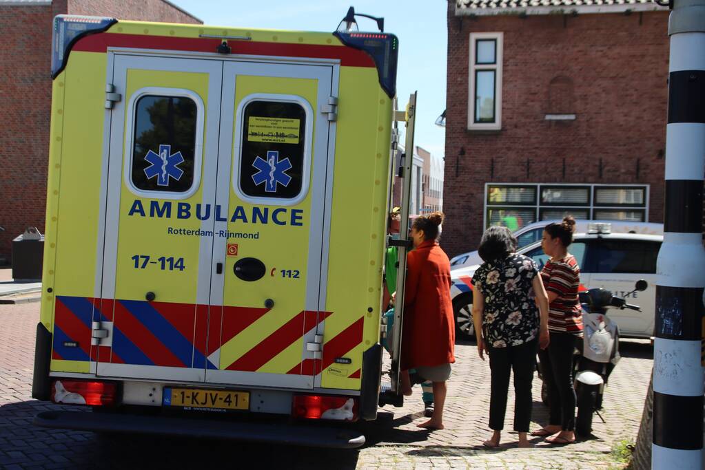 Enorme rookwolken bij zeer grote brand in woning