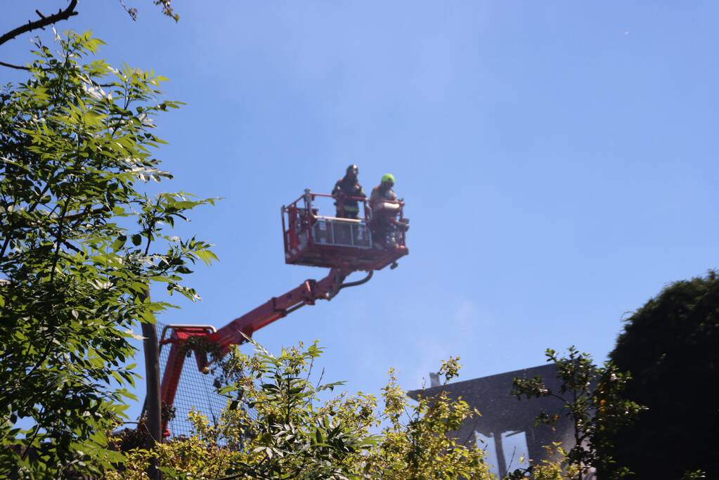 Enorme rookwolken bij zeer grote brand in woning