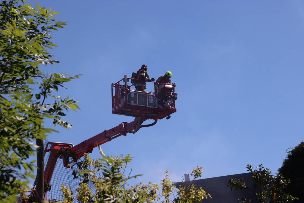 Enorme rookwolken bij zeer grote brand in woning