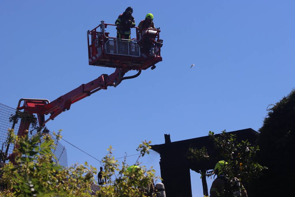 Enorme rookwolken bij zeer grote brand in woning