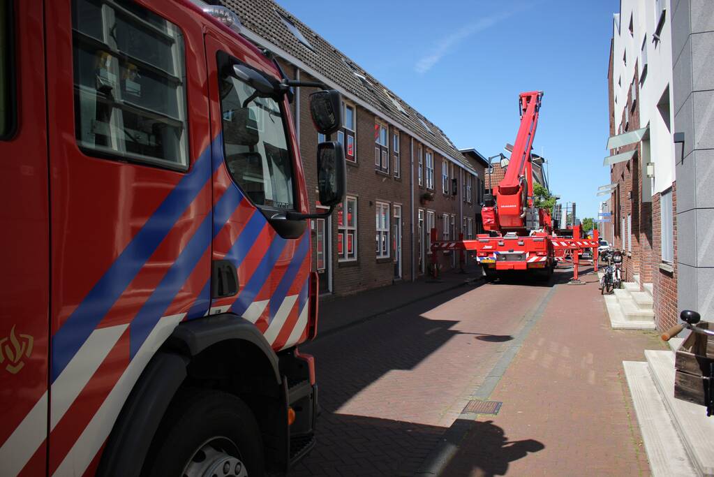 Enorme rookwolken bij zeer grote brand in woning