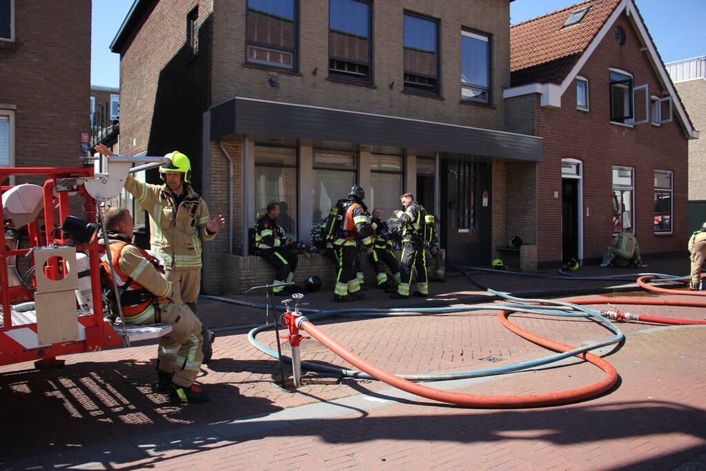 Enorme rookwolken bij zeer grote brand in woning
