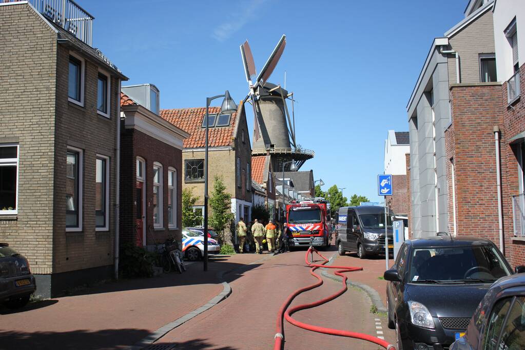 Enorme rookwolken bij zeer grote brand in woning
