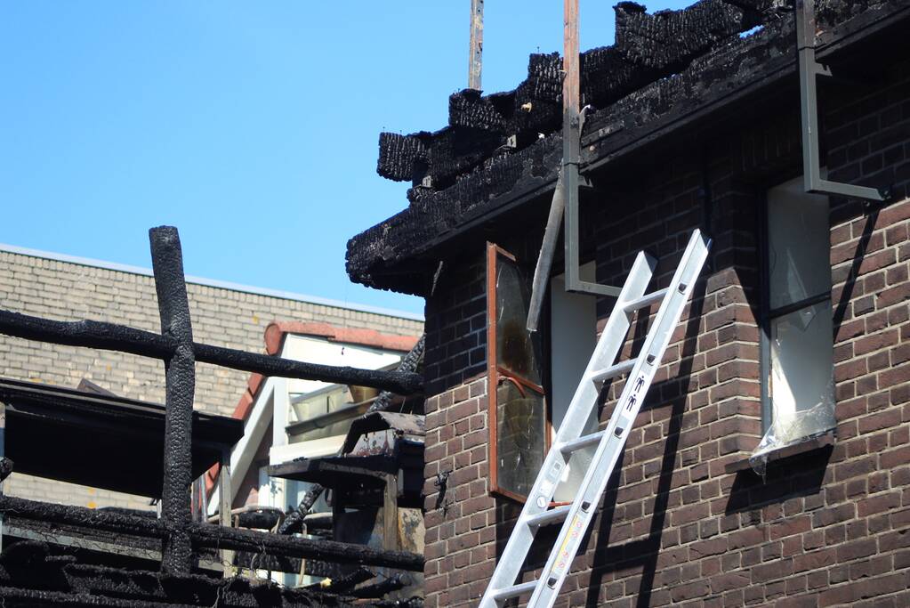 Enorme rookwolken bij zeer grote brand in woning