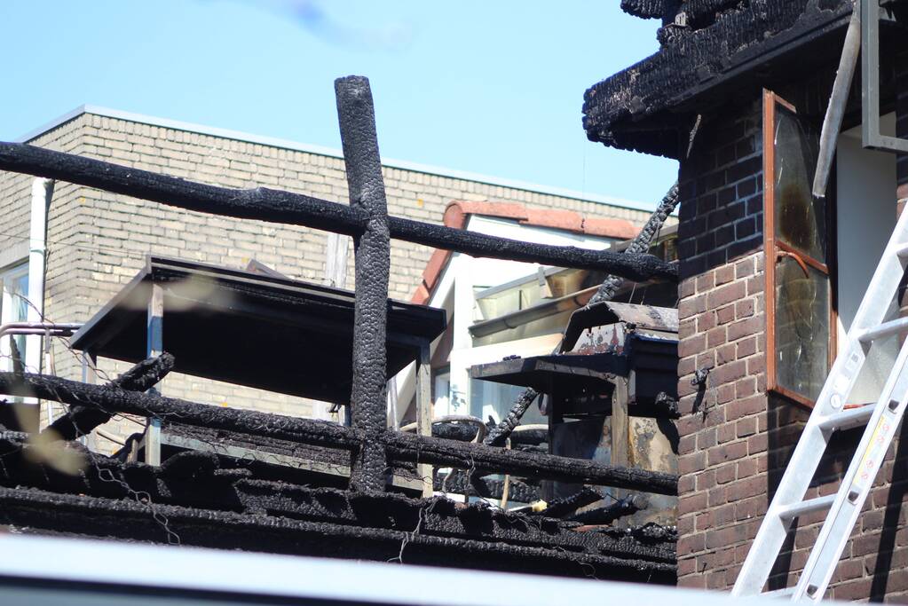 Enorme rookwolken bij zeer grote brand in woning