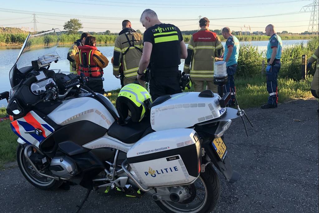 Zwemmer komt vast te zitten in bagger