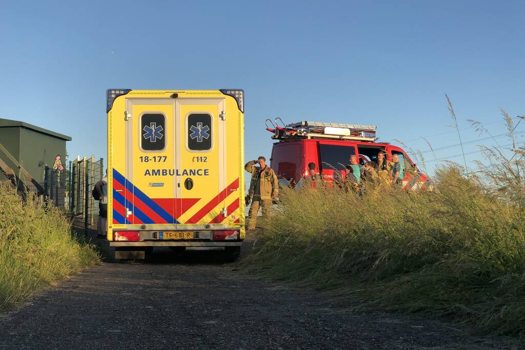 Zwemmer komt vast te zitten in bagger