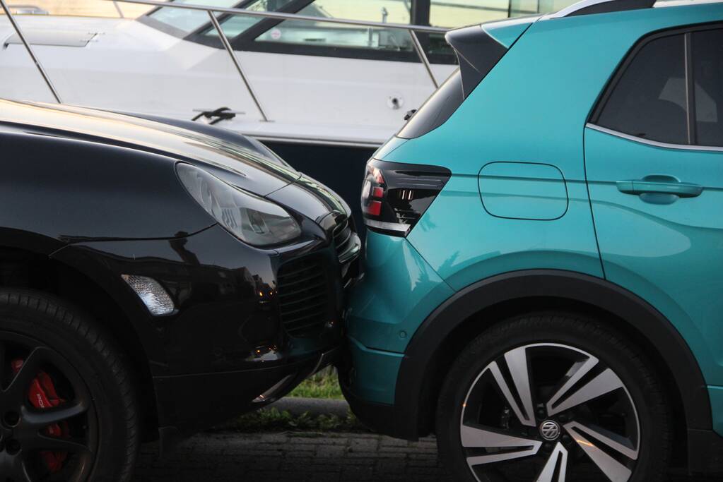 Automobilist rijdt tegen geparkeerde auto's