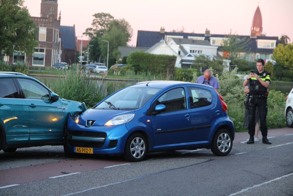 Automobilist rijdt tegen geparkeerde auto's