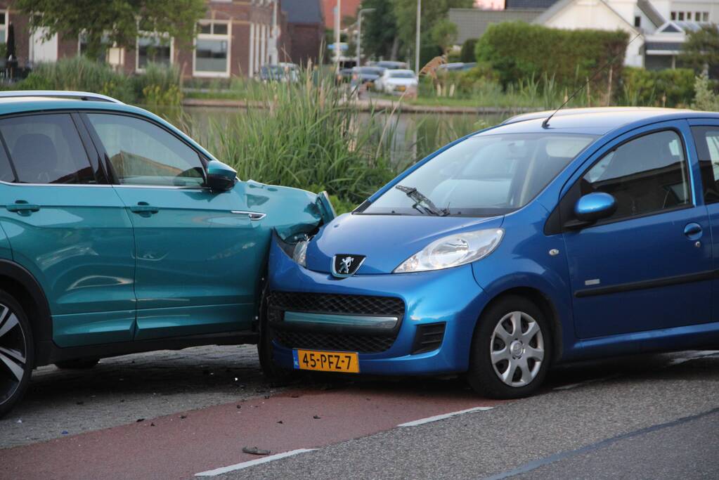 Automobilist rijdt tegen geparkeerde auto's