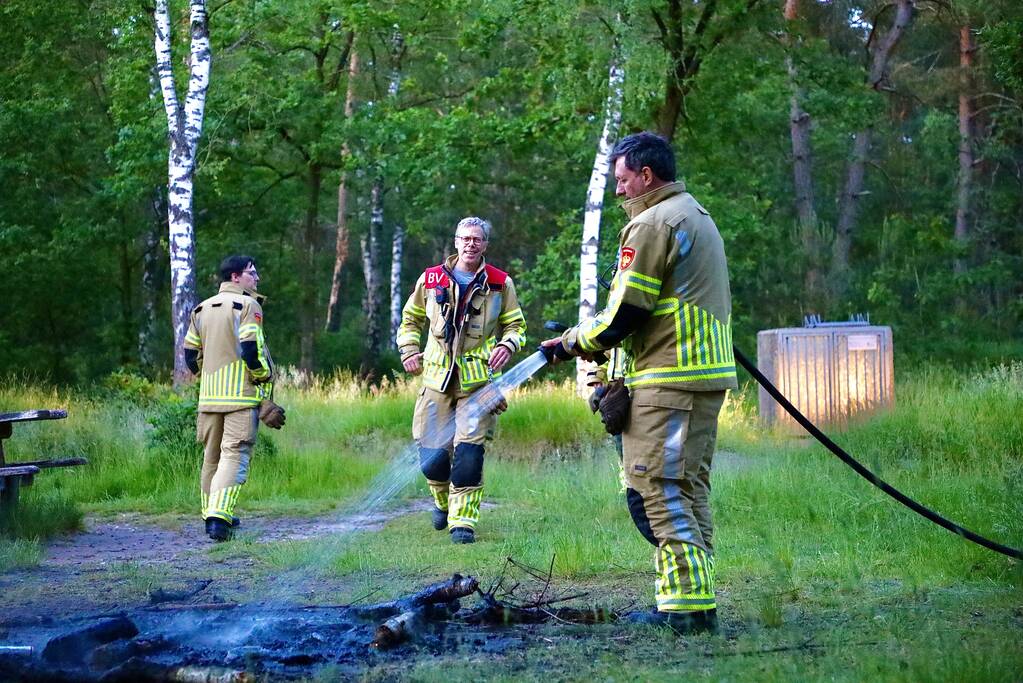 Stapel houten takken in brand in bosgebied De Bergjes