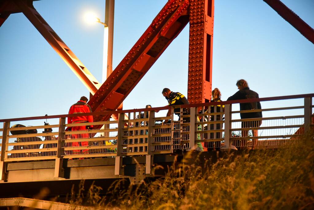 Scooterrijder zwaargewond bij botsing met vangrail Spijkenisserbrug