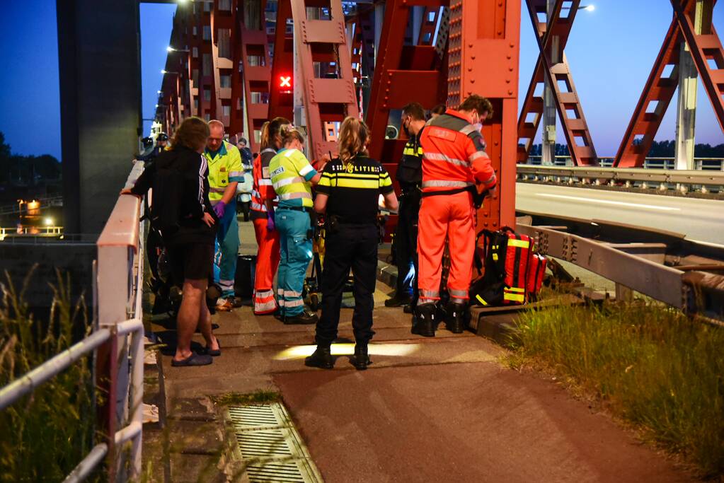 Scooterrijder zwaargewond bij botsing met vangrail Spijkenisserbrug