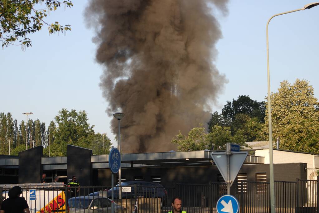 Uitslaand brand in bedrijfspand