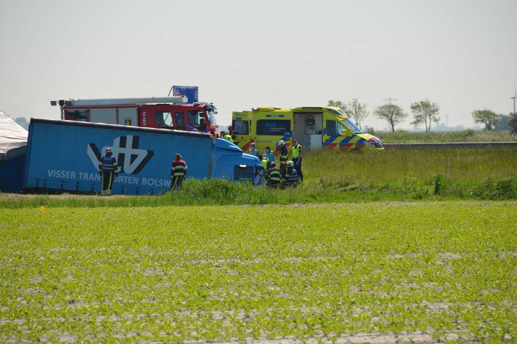 Vrachtwagencombinatie in sloot